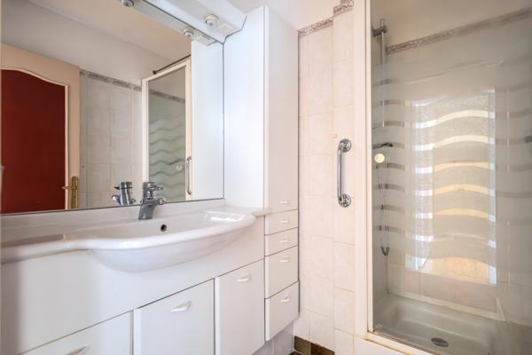 5 pièces 105 m² - double balcon - parking - cave