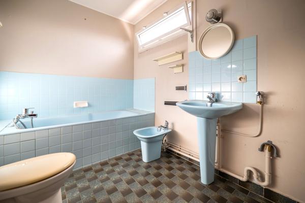 5 pièces 105 m² - double balcon - parking - cave