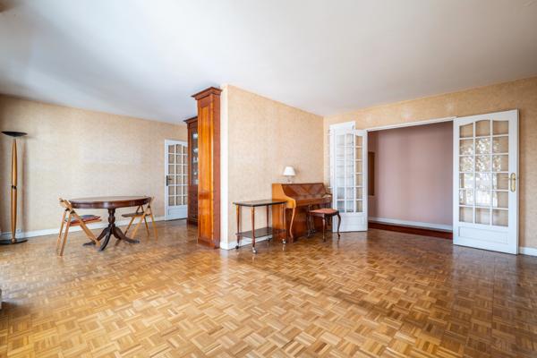 5 pièces 105 m² - double balcon - parking - cave