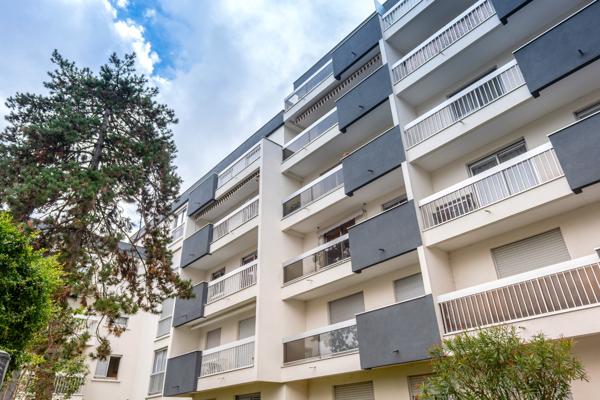 5 pièces 105 m² - double balcon - parking - cave