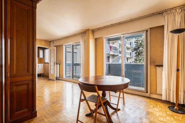 5 pièces 105 m² - double balcon - parking - cave