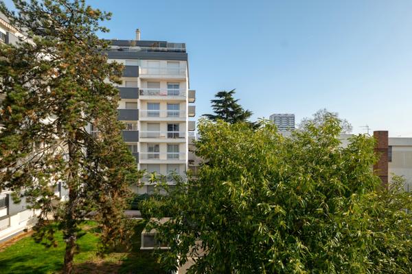 5 pièces 105 m² - double balcon - parking - cave