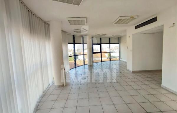 LOCAL PROFESSIONNEL 125 M2 AVEC 5 BUREAUX ET PARKING