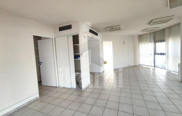 LOCAL PROFESSIONNEL 125 M2 AVEC 5 BUREAUX ET PARKING