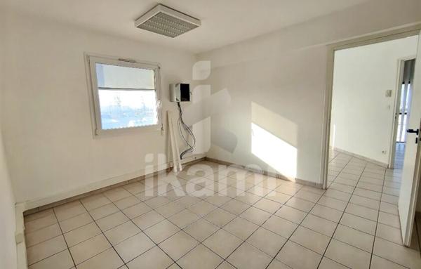 LOCAL PROFESSIONNEL 125 M2 AVEC 5 BUREAUX ET PARKING