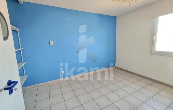 LOCAL PROFESSIONNEL 125 M2 AVEC 5 BUREAUX ET PARKING