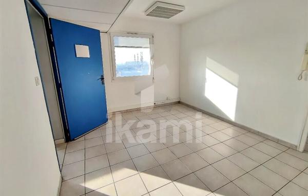 LOCAL PROFESSIONNEL 125 M2 AVEC 5 BUREAUX ET PARKING