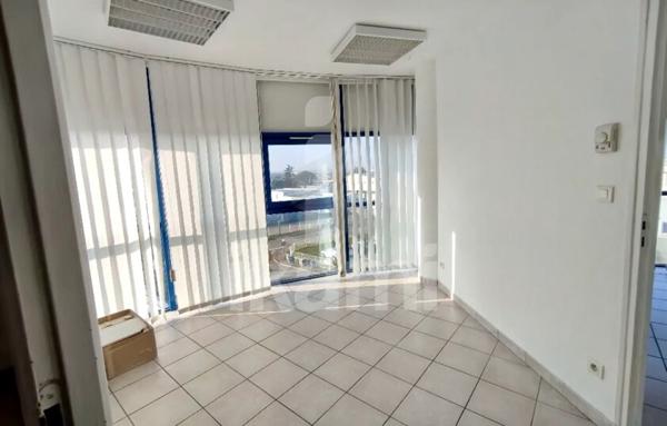 LOCAL PROFESSIONNEL 125 M2 AVEC 5 BUREAUX ET PARKING