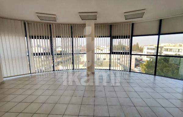 LOCAL PROFESSIONNEL 125 M2 AVEC 5 BUREAUX ET PARKING