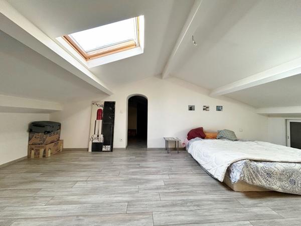 Maison 5 pièces avec garage sur 617m² de terrain hors couloir aérien