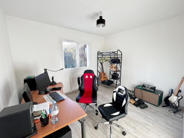 Maison 5 pièces avec garage sur 617m² de terrain hors couloir aérien