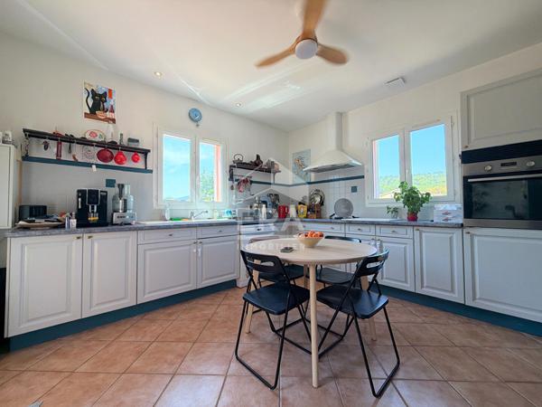 A VENDRE 13610 LE PUY STE REPARADE MAISON TYPE 6 PIECES D'ENVIRON 151M² AVEC DOUBLE GARAGE, PISCINE ET JARDIN