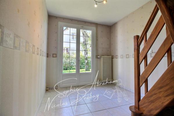 Maison de 7 pièces, 5 chambres, garage et jardin. Proche des écoles et des commerces !