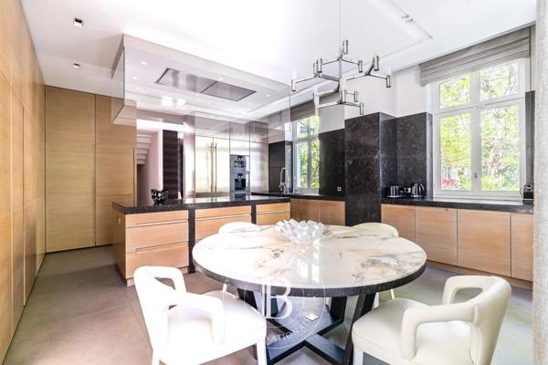 Paris 16ème, Hôtel particulier 8 Chambres -  499 m² à vendre