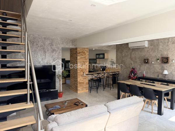 Charmante maison de village entièrement rénovée – 120 m² – Emplacement idéal

Située en plein cœur du centre-ville, cette agréable maison de village de 120 m² allie parfaitement le cachet de l’ancien et le confort moderne.

Entièrement rénovée avec goût, elle se compose, au rez-de-chaussée, d’un vaste séjour lumineux offrant un bel espace de vie convivial, ainsi que d’une cuisine moderne entièrement équipée, idéale pour partager des moments en famille ou entre amis. Un espace buanderie avec toilettes complète ce niveau.

Côté nuit, à l’étage, vous trouverez deux chambres confortables, une mezzanine pouvant faire office de bureau, d’espace détente ou de couchage supplémentaire, ainsi qu’une salle d’eau moderne parfaitement aménagée.

La maison bénéficie également d’une grande cave, offrant un espace de stockage supplémentaire très appréciable.

À l’extérieur, la maison dispose de deux terrasses, parfaites pour profiter des beaux jours, prendre vos repas en plein air ou simplement vous détendre.

Aucun travaux à prévoir : vous n’avez plus qu’à poser vos valises !

Une opportunité rare sur le secteur, idéale pour une résidence principale comme pour un investissement.

À visiter sans tarder !