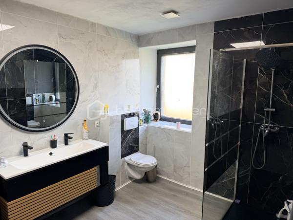 Charmante maison de village entièrement rénovée – 120 m² – Emplacement idéal

Située en plein cœur du centre-ville, cette agréable maison de village de 120 m² allie parfaitement le cachet de l’ancien et le confort moderne.

Entièrement rénovée avec goût, elle se compose, au rez-de-chaussée, d’un vaste séjour lumineux offrant un bel espace de vie convivial, ainsi que d’une cuisine moderne entièrement équipée, idéale pour partager des moments en famille ou entre amis. Un espace buanderie avec toilettes complète ce niveau.

Côté nuit, à l’étage, vous trouverez deux chambres confortables, une mezzanine pouvant faire office de bureau, d’espace détente ou de couchage supplémentaire, ainsi qu’une salle d’eau moderne parfaitement aménagée.

La maison bénéficie également d’une grande cave, offrant un espace de stockage supplémentaire très appréciable.

À l’extérieur, la maison dispose de deux terrasses, parfaites pour profiter des beaux jours, prendre vos repas en plein air ou simplement vous détendre.

Aucun travaux à prévoir : vous n’avez plus qu’à poser vos valises !

Une opportunité rare sur le secteur, idéale pour une résidence principale comme pour un investissement.

À visiter sans tarder !