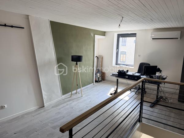 Charmante maison de village entièrement rénovée – 120 m² – Emplacement idéal

Située en plein cœur du centre-ville, cette agréable maison de village de 120 m² allie parfaitement le cachet de l’ancien et le confort moderne.

Entièrement rénovée avec goût, elle se compose, au rez-de-chaussée, d’un vaste séjour lumineux offrant un bel espace de vie convivial, ainsi que d’une cuisine moderne entièrement équipée, idéale pour partager des moments en famille ou entre amis. Un espace buanderie avec toilettes complète ce niveau.

Côté nuit, à l’étage, vous trouverez deux chambres confortables, une mezzanine pouvant faire office de bureau, d’espace détente ou de couchage supplémentaire, ainsi qu’une salle d’eau moderne parfaitement aménagée.

La maison bénéficie également d’une grande cave, offrant un espace de stockage supplémentaire très appréciable.

À l’extérieur, la maison dispose de deux terrasses, parfaites pour profiter des beaux jours, prendre vos repas en plein air ou simplement vous détendre.

Aucun travaux à prévoir : vous n’avez plus qu’à poser vos valises !

Une opportunité rare sur le secteur, idéale pour une résidence principale comme pour un investissement.

À visiter sans tarder !
