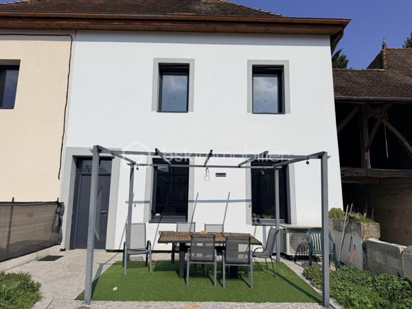 Charmante maison de village entièrement rénovée – 120 m² – Emplacement idéal

Située en plein cœur du centre-ville, cette agréable maison de village de 120 m² allie parfaitement le cachet de l’ancien et le confort moderne.

Entièrement rénovée avec goût, elle se compose, au rez-de-chaussée, d’un vaste séjour lumineux offrant un bel espace de vie convivial, ainsi que d’une cuisine moderne entièrement équipée, idéale pour partager des moments en famille ou entre amis. Un espace buanderie avec toilettes complète ce niveau.

Côté nuit, à l’étage, vous trouverez deux chambres confortables, une mezzanine pouvant faire office de bureau, d’espace détente ou de couchage supplémentaire, ainsi qu’une salle d’eau moderne parfaitement aménagée.

La maison bénéficie également d’une grande cave, offrant un espace de stockage supplémentaire très appréciable.

À l’extérieur, la maison dispose de deux terrasses, parfaites pour profiter des beaux jours, prendre vos repas en plein air ou simplement vous détendre.

Aucun travaux à prévoir : vous n’avez plus qu’à poser vos valises !

Une opportunité rare sur le secteur, idéale pour une résidence principale comme pour un investissement.

À visiter sans tarder !