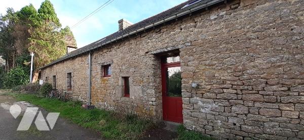 Longère comprenant 3 pièces au rdc ; grenier au-dessus 
Grange
Parcelles de terre - 12ha