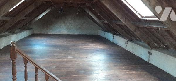 Longère comprenant 3 pièces au rdc ; grenier au-dessus 
Grange
Parcelles de terre - 12ha