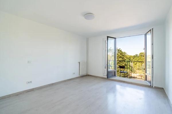 Appartement
         2 pièces
        - 45 m² 165 000 € *