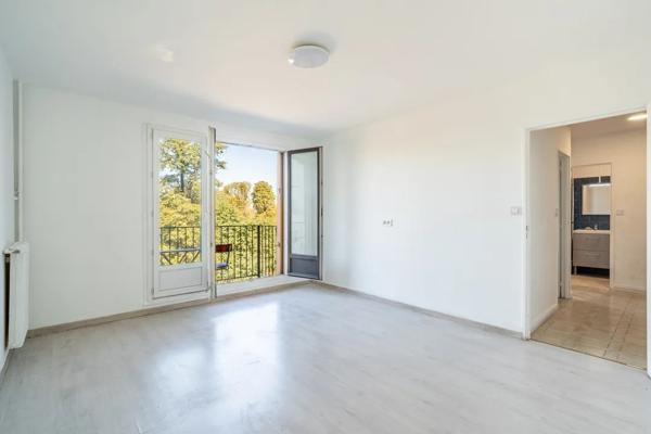 Appartement
         2 pièces
        - 45 m² 165 000 € *