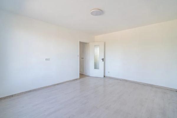 Appartement
         2 pièces
        - 45 m² 165 000 € *