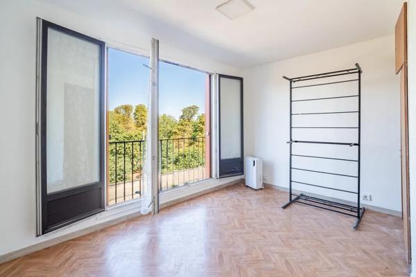 Appartement
         2 pièces
        - 45 m² 165 000 € *
