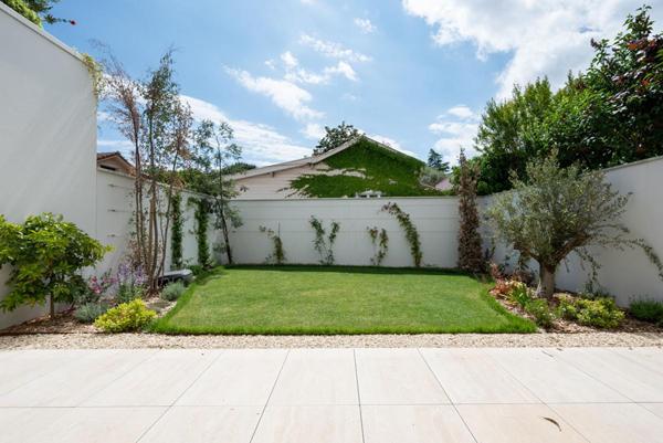 LE BOUSCAT  DUPLEX D'ARCHITECTE AVEC ENTREE INDEPENDANTE  AVEC UN ESPRIT MAISON ET JARDIN PRIVATIF