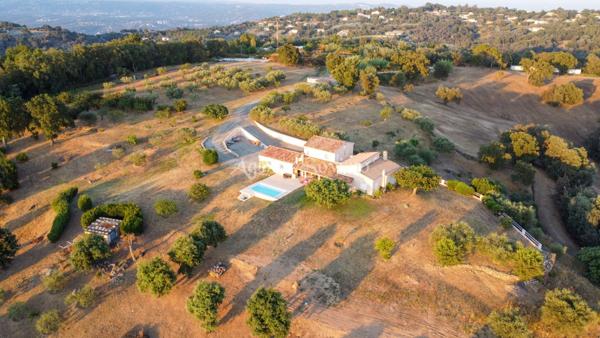 Propriété d’exception sur 5 hectares au coeur du Massif de Tanneron avec piscine vue dégagée sur les collines