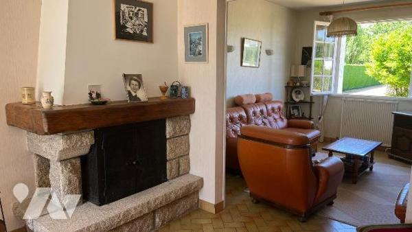 Maison indépendante exposée plein Sud avec dépendance - Terrain constructible de 2 520m2

Sit...