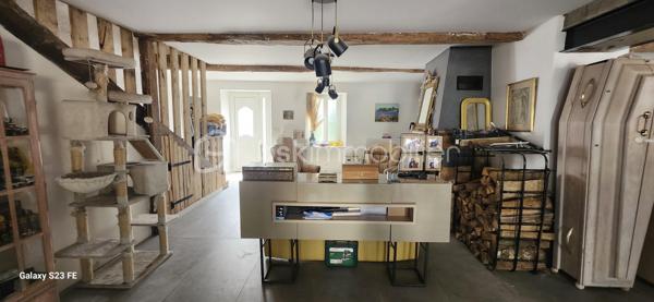 Laissez-vous séduire par cette magnifique maison de ville d'environ 300 m² habitables, un bien rare sur le marché où chaque espace a été pensé pour offrir confort, convivialité et fonctionnalité. Derrière sa façade discrète se cache une demeure familiale aux volumes impressionnants, idéale pour accueillir une grande famille, exercer une activité professionnelle ou simplement profiter d'un cadre de vie privilégié.

Dès l'entrée, le regard est immédiatement attiré par une spectaculaire pièce de vie traversante de 110 m², véritable pièce maîtresse de la maison. Cet espace baigné de lumière naturelle réunit avec élégance une cuisine dinatoire, un vaste séjour et un salon détente sublimé par une cheminée, créant une atmosphère chaleureuse où il fait bon vivre en toute saison. Les volumes généreux permettent de recevoir en toute convivialité tout en conservant des espaces de vie confortables au quotidien.

Attenants à cette pièce de vie, une buanderie et un cellier apportent un véritable confort d'organisation. Vous profiterez également d'un garage de 35 m² avec porte motorisée ainsi que d'un impressionnant garage de 126 m² avec vitrine sur rue. Ce dernier constitue un atout exceptionnel : idéal pour un artisan, une profession libérale, un collectionneur de véhicules, un espace de stockage, un atelier ou encore pour développer une activité professionnelle directement à domicile.

À l'étage, un vaste palier de 35 m², facilement aménageable en bibliothèque, salon de lecture ou espace bureau, distribue harmonieusement les différentes pièces et donne accès à 80 m² de combles aménageables, laissant entrevoir de nombreuses possibilités d'agrandissement ou d'aménagement selon vos envies.

L'espace nuit a été conçu pour répondre aux besoins de toute la famille. Il comprend :

un WC indépendant ;
une salle de bains de 6,90 m² équipée d'une douche à l'italienne, d'une baignoire d'angle et d'un meuble vasque ;
trois chambres spacieuses de 16,88 m², 17,76 m² et 17,96 m², toutes offrant de beaux volumes ;
un espace de 15 m², idéal pour une salle de jeux, un bureau, une salle de sport ou un coin télévision ;
une superbe suite parentale, véritable espace privé, composée d'une chambre de 18,15 m², d'un dressing de 17,91 m² et d'une élégante salle d'eau de 14,10 m² avec double vasque, douche à l'italienne et baignoire d'angle ;
une mezzanine de 8 m², parfaite pour un espace lecture ou télétravail.

À l'extérieur, tout est réuni pour profiter pleinement des beaux jours. Une terrasse couverte de 48 m² prolonge naturellement les espaces de vie et invite à partager de chaleureux repas en famille ou entre amis. Elle est complétée par une terrasse ouverte de 18 m², offrant un agréable espace de détente face au jardin.

Le tout s'ouvre sur un terrain clos de 1 040 m², véritable écrin de verdure où chacun pourra imaginer son projet : piscine, cuisine d'été, jardin paysager, potager, espace de jeux pour les enfants ou encore coin détente. Les possibilités sont nombreuses pour créer un extérieur à votre image.

Cette propriété se distingue par son équilibre parfait entre volumes, confort et potentiel d'évolution. Son agencement, ses nombreuses dépendances et ses espaces modulables en font un bien capable de s'adapter à tous les projets de vie, qu'ils soient familiaux ou professionnels.

Les atouts de cette propriété
Environ 300 m² habitables.
Pièce de vie traversante de 110 m² avec cheminée.
Cuisine dinatoire ouverte sur les espaces de réception.
4 grandes chambres, dont une suite parentale avec dressing et salle d'eau privative.
Salle de bains familiale avec douche à l'italienne et baignoire d'angle.
Espace bureau ou salle de jeux de 15 m².
Vaste palier de 35 m².
80 m² de combles aménageables.
Buanderie et cellier.
Deux garages de 35 m² et 126 m², dont un avec vitrine sur rue, idéal pour une activité professionnelle.
Terrasse couverte de 48 m² et terrasse ouverte de 18 m².
Terrain clos de 1 040 m² offrant de multiples possibilités d'aménagement.
À proximité immédiate des commerces, des écoles et de toutes les commodités.

Une propriété unique sur le secteur de Blaye-les-Mines, où les volumes, les prestations et le potentiel se conjuguent pour offrir un cadre de vie exceptionnel. Que vous recherchiez une grande maison familiale, un lieu permettant d'allier vie privée et activité professionnelle ou un bien aux possibilités d'évolution remarquables, cette demeure répondra à toutes vos attentes. Une visite s'impose pour découvrir tout son charme et son incroyable potentiel.