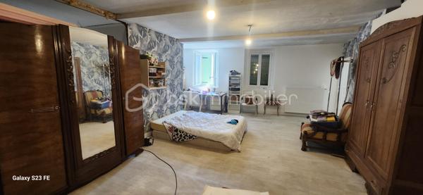 Laissez-vous séduire par cette magnifique maison de ville d'environ 300 m² habitables, un bien rare sur le marché où chaque espace a été pensé pour offrir confort, convivialité et fonctionnalité. Derrière sa façade discrète se cache une demeure familiale aux volumes impressionnants, idéale pour accueillir une grande famille, exercer une activité professionnelle ou simplement profiter d'un cadre de vie privilégié.

Dès l'entrée, le regard est immédiatement attiré par une spectaculaire pièce de vie traversante de 110 m², véritable pièce maîtresse de la maison. Cet espace baigné de lumière naturelle réunit avec élégance une cuisine dinatoire, un vaste séjour et un salon détente sublimé par une cheminée, créant une atmosphère chaleureuse où il fait bon vivre en toute saison. Les volumes généreux permettent de recevoir en toute convivialité tout en conservant des espaces de vie confortables au quotidien.

Attenants à cette pièce de vie, une buanderie et un cellier apportent un véritable confort d'organisation. Vous profiterez également d'un garage de 35 m² avec porte motorisée ainsi que d'un impressionnant garage de 126 m² avec vitrine sur rue. Ce dernier constitue un atout exceptionnel : idéal pour un artisan, une profession libérale, un collectionneur de véhicules, un espace de stockage, un atelier ou encore pour développer une activité professionnelle directement à domicile.

À l'étage, un vaste palier de 35 m², facilement aménageable en bibliothèque, salon de lecture ou espace bureau, distribue harmonieusement les différentes pièces et donne accès à 80 m² de combles aménageables, laissant entrevoir de nombreuses possibilités d'agrandissement ou d'aménagement selon vos envies.

L'espace nuit a été conçu pour répondre aux besoins de toute la famille. Il comprend :

un WC indépendant ;
une salle de bains de 6,90 m² équipée d'une douche à l'italienne, d'une baignoire d'angle et d'un meuble vasque ;
trois chambres spacieuses de 16,88 m², 17,76 m² et 17,96 m², toutes offrant de beaux volumes ;
un espace de 15 m², idéal pour une salle de jeux, un bureau, une salle de sport ou un coin télévision ;
une superbe suite parentale, véritable espace privé, composée d'une chambre de 18,15 m², d'un dressing de 17,91 m² et d'une élégante salle d'eau de 14,10 m² avec double vasque, douche à l'italienne et baignoire d'angle ;
une mezzanine de 8 m², parfaite pour un espace lecture ou télétravail.

À l'extérieur, tout est réuni pour profiter pleinement des beaux jours. Une terrasse couverte de 48 m² prolonge naturellement les espaces de vie et invite à partager de chaleureux repas en famille ou entre amis. Elle est complétée par une terrasse ouverte de 18 m², offrant un agréable espace de détente face au jardin.

Le tout s'ouvre sur un terrain clos de 1 040 m², véritable écrin de verdure où chacun pourra imaginer son projet : piscine, cuisine d'été, jardin paysager, potager, espace de jeux pour les enfants ou encore coin détente. Les possibilités sont nombreuses pour créer un extérieur à votre image.

Cette propriété se distingue par son équilibre parfait entre volumes, confort et potentiel d'évolution. Son agencement, ses nombreuses dépendances et ses espaces modulables en font un bien capable de s'adapter à tous les projets de vie, qu'ils soient familiaux ou professionnels.

Les atouts de cette propriété
Environ 300 m² habitables.
Pièce de vie traversante de 110 m² avec cheminée.
Cuisine dinatoire ouverte sur les espaces de réception.
4 grandes chambres, dont une suite parentale avec dressing et salle d'eau privative.
Salle de bains familiale avec douche à l'italienne et baignoire d'angle.
Espace bureau ou salle de jeux de 15 m².
Vaste palier de 35 m².
80 m² de combles aménageables.
Buanderie et cellier.
Deux garages de 35 m² et 126 m², dont un avec vitrine sur rue, idéal pour une activité professionnelle.
Terrasse couverte de 48 m² et terrasse ouverte de 18 m².
Terrain clos de 1 040 m² offrant de multiples possibilités d'aménagement.
À proximité immédiate des commerces, des écoles et de toutes les commodités.

Une propriété unique sur le secteur de Blaye-les-Mines, où les volumes, les prestations et le potentiel se conjuguent pour offrir un cadre de vie exceptionnel. Que vous recherchiez une grande maison familiale, un lieu permettant d'allier vie privée et activité professionnelle ou un bien aux possibilités d'évolution remarquables, cette demeure répondra à toutes vos attentes. Une visite s'impose pour découvrir tout son charme et son incroyable potentiel.