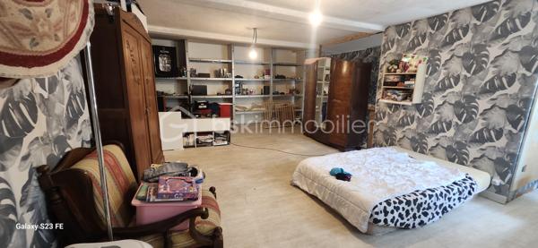 Laissez-vous séduire par cette magnifique maison de ville d'environ 300 m² habitables, un bien rare sur le marché où chaque espace a été pensé pour offrir confort, convivialité et fonctionnalité. Derrière sa façade discrète se cache une demeure familiale aux volumes impressionnants, idéale pour accueillir une grande famille, exercer une activité professionnelle ou simplement profiter d'un cadre de vie privilégié.

Dès l'entrée, le regard est immédiatement attiré par une spectaculaire pièce de vie traversante de 110 m², véritable pièce maîtresse de la maison. Cet espace baigné de lumière naturelle réunit avec élégance une cuisine dinatoire, un vaste séjour et un salon détente sublimé par une cheminée, créant une atmosphère chaleureuse où il fait bon vivre en toute saison. Les volumes généreux permettent de recevoir en toute convivialité tout en conservant des espaces de vie confortables au quotidien.

Attenants à cette pièce de vie, une buanderie et un cellier apportent un véritable confort d'organisation. Vous profiterez également d'un garage de 35 m² avec porte motorisée ainsi que d'un impressionnant garage de 126 m² avec vitrine sur rue. Ce dernier constitue un atout exceptionnel : idéal pour un artisan, une profession libérale, un collectionneur de véhicules, un espace de stockage, un atelier ou encore pour développer une activité professionnelle directement à domicile.

À l'étage, un vaste palier de 35 m², facilement aménageable en bibliothèque, salon de lecture ou espace bureau, distribue harmonieusement les différentes pièces et donne accès à 80 m² de combles aménageables, laissant entrevoir de nombreuses possibilités d'agrandissement ou d'aménagement selon vos envies.

L'espace nuit a été conçu pour répondre aux besoins de toute la famille. Il comprend :

un WC indépendant ;
une salle de bains de 6,90 m² équipée d'une douche à l'italienne, d'une baignoire d'angle et d'un meuble vasque ;
trois chambres spacieuses de 16,88 m², 17,76 m² et 17,96 m², toutes offrant de beaux volumes ;
un espace de 15 m², idéal pour une salle de jeux, un bureau, une salle de sport ou un coin télévision ;
une superbe suite parentale, véritable espace privé, composée d'une chambre de 18,15 m², d'un dressing de 17,91 m² et d'une élégante salle d'eau de 14,10 m² avec double vasque, douche à l'italienne et baignoire d'angle ;
une mezzanine de 8 m², parfaite pour un espace lecture ou télétravail.

À l'extérieur, tout est réuni pour profiter pleinement des beaux jours. Une terrasse couverte de 48 m² prolonge naturellement les espaces de vie et invite à partager de chaleureux repas en famille ou entre amis. Elle est complétée par une terrasse ouverte de 18 m², offrant un agréable espace de détente face au jardin.

Le tout s'ouvre sur un terrain clos de 1 040 m², véritable écrin de verdure où chacun pourra imaginer son projet : piscine, cuisine d'été, jardin paysager, potager, espace de jeux pour les enfants ou encore coin détente. Les possibilités sont nombreuses pour créer un extérieur à votre image.

Cette propriété se distingue par son équilibre parfait entre volumes, confort et potentiel d'évolution. Son agencement, ses nombreuses dépendances et ses espaces modulables en font un bien capable de s'adapter à tous les projets de vie, qu'ils soient familiaux ou professionnels.

Les atouts de cette propriété
Environ 300 m² habitables.
Pièce de vie traversante de 110 m² avec cheminée.
Cuisine dinatoire ouverte sur les espaces de réception.
4 grandes chambres, dont une suite parentale avec dressing et salle d'eau privative.
Salle de bains familiale avec douche à l'italienne et baignoire d'angle.
Espace bureau ou salle de jeux de 15 m².
Vaste palier de 35 m².
80 m² de combles aménageables.
Buanderie et cellier.
Deux garages de 35 m² et 126 m², dont un avec vitrine sur rue, idéal pour une activité professionnelle.
Terrasse couverte de 48 m² et terrasse ouverte de 18 m².
Terrain clos de 1 040 m² offrant de multiples possibilités d'aménagement.
À proximité immédiate des commerces, des écoles et de toutes les commodités.

Une propriété unique sur le secteur de Blaye-les-Mines, où les volumes, les prestations et le potentiel se conjuguent pour offrir un cadre de vie exceptionnel. Que vous recherchiez une grande maison familiale, un lieu permettant d'allier vie privée et activité professionnelle ou un bien aux possibilités d'évolution remarquables, cette demeure répondra à toutes vos attentes. Une visite s'impose pour découvrir tout son charme et son incroyable potentiel.