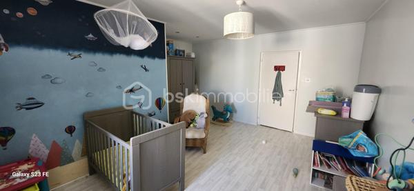 Laissez-vous séduire par cette magnifique maison de ville d'environ 300 m² habitables, un bien rare sur le marché où chaque espace a été pensé pour offrir confort, convivialité et fonctionnalité. Derrière sa façade discrète se cache une demeure familiale aux volumes impressionnants, idéale pour accueillir une grande famille, exercer une activité professionnelle ou simplement profiter d'un cadre de vie privilégié.

Dès l'entrée, le regard est immédiatement attiré par une spectaculaire pièce de vie traversante de 110 m², véritable pièce maîtresse de la maison. Cet espace baigné de lumière naturelle réunit avec élégance une cuisine dinatoire, un vaste séjour et un salon détente sublimé par une cheminée, créant une atmosphère chaleureuse où il fait bon vivre en toute saison. Les volumes généreux permettent de recevoir en toute convivialité tout en conservant des espaces de vie confortables au quotidien.

Attenants à cette pièce de vie, une buanderie et un cellier apportent un véritable confort d'organisation. Vous profiterez également d'un garage de 35 m² avec porte motorisée ainsi que d'un impressionnant garage de 126 m² avec vitrine sur rue. Ce dernier constitue un atout exceptionnel : idéal pour un artisan, une profession libérale, un collectionneur de véhicules, un espace de stockage, un atelier ou encore pour développer une activité professionnelle directement à domicile.

À l'étage, un vaste palier de 35 m², facilement aménageable en bibliothèque, salon de lecture ou espace bureau, distribue harmonieusement les différentes pièces et donne accès à 80 m² de combles aménageables, laissant entrevoir de nombreuses possibilités d'agrandissement ou d'aménagement selon vos envies.

L'espace nuit a été conçu pour répondre aux besoins de toute la famille. Il comprend :

un WC indépendant ;
une salle de bains de 6,90 m² équipée d'une douche à l'italienne, d'une baignoire d'angle et d'un meuble vasque ;
trois chambres spacieuses de 16,88 m², 17,76 m² et 17,96 m², toutes offrant de beaux volumes ;
un espace de 15 m², idéal pour une salle de jeux, un bureau, une salle de sport ou un coin télévision ;
une superbe suite parentale, véritable espace privé, composée d'une chambre de 18,15 m², d'un dressing de 17,91 m² et d'une élégante salle d'eau de 14,10 m² avec double vasque, douche à l'italienne et baignoire d'angle ;
une mezzanine de 8 m², parfaite pour un espace lecture ou télétravail.

À l'extérieur, tout est réuni pour profiter pleinement des beaux jours. Une terrasse couverte de 48 m² prolonge naturellement les espaces de vie et invite à partager de chaleureux repas en famille ou entre amis. Elle est complétée par une terrasse ouverte de 18 m², offrant un agréable espace de détente face au jardin.

Le tout s'ouvre sur un terrain clos de 1 040 m², véritable écrin de verdure où chacun pourra imaginer son projet : piscine, cuisine d'été, jardin paysager, potager, espace de jeux pour les enfants ou encore coin détente. Les possibilités sont nombreuses pour créer un extérieur à votre image.

Cette propriété se distingue par son équilibre parfait entre volumes, confort et potentiel d'évolution. Son agencement, ses nombreuses dépendances et ses espaces modulables en font un bien capable de s'adapter à tous les projets de vie, qu'ils soient familiaux ou professionnels.

Les atouts de cette propriété
Environ 300 m² habitables.
Pièce de vie traversante de 110 m² avec cheminée.
Cuisine dinatoire ouverte sur les espaces de réception.
4 grandes chambres, dont une suite parentale avec dressing et salle d'eau privative.
Salle de bains familiale avec douche à l'italienne et baignoire d'angle.
Espace bureau ou salle de jeux de 15 m².
Vaste palier de 35 m².
80 m² de combles aménageables.
Buanderie et cellier.
Deux garages de 35 m² et 126 m², dont un avec vitrine sur rue, idéal pour une activité professionnelle.
Terrasse couverte de 48 m² et terrasse ouverte de 18 m².
Terrain clos de 1 040 m² offrant de multiples possibilités d'aménagement.
À proximité immédiate des commerces, des écoles et de toutes les commodités.

Une propriété unique sur le secteur de Blaye-les-Mines, où les volumes, les prestations et le potentiel se conjuguent pour offrir un cadre de vie exceptionnel. Que vous recherchiez une grande maison familiale, un lieu permettant d'allier vie privée et activité professionnelle ou un bien aux possibilités d'évolution remarquables, cette demeure répondra à toutes vos attentes. Une visite s'impose pour découvrir tout son charme et son incroyable potentiel.