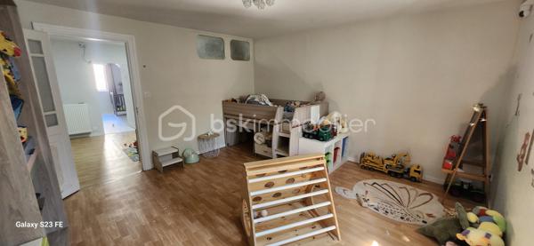 Laissez-vous séduire par cette magnifique maison de ville d'environ 300 m² habitables, un bien rare sur le marché où chaque espace a été pensé pour offrir confort, convivialité et fonctionnalité. Derrière sa façade discrète se cache une demeure familiale aux volumes impressionnants, idéale pour accueillir une grande famille, exercer une activité professionnelle ou simplement profiter d'un cadre de vie privilégié.

Dès l'entrée, le regard est immédiatement attiré par une spectaculaire pièce de vie traversante de 110 m², véritable pièce maîtresse de la maison. Cet espace baigné de lumière naturelle réunit avec élégance une cuisine dinatoire, un vaste séjour et un salon détente sublimé par une cheminée, créant une atmosphère chaleureuse où il fait bon vivre en toute saison. Les volumes généreux permettent de recevoir en toute convivialité tout en conservant des espaces de vie confortables au quotidien.

Attenants à cette pièce de vie, une buanderie et un cellier apportent un véritable confort d'organisation. Vous profiterez également d'un garage de 35 m² avec porte motorisée ainsi que d'un impressionnant garage de 126 m² avec vitrine sur rue. Ce dernier constitue un atout exceptionnel : idéal pour un artisan, une profession libérale, un collectionneur de véhicules, un espace de stockage, un atelier ou encore pour développer une activité professionnelle directement à domicile.

À l'étage, un vaste palier de 35 m², facilement aménageable en bibliothèque, salon de lecture ou espace bureau, distribue harmonieusement les différentes pièces et donne accès à 80 m² de combles aménageables, laissant entrevoir de nombreuses possibilités d'agrandissement ou d'aménagement selon vos envies.

L'espace nuit a été conçu pour répondre aux besoins de toute la famille. Il comprend :

un WC indépendant ;
une salle de bains de 6,90 m² équipée d'une douche à l'italienne, d'une baignoire d'angle et d'un meuble vasque ;
trois chambres spacieuses de 16,88 m², 17,76 m² et 17,96 m², toutes offrant de beaux volumes ;
un espace de 15 m², idéal pour une salle de jeux, un bureau, une salle de sport ou un coin télévision ;
une superbe suite parentale, véritable espace privé, composée d'une chambre de 18,15 m², d'un dressing de 17,91 m² et d'une élégante salle d'eau de 14,10 m² avec double vasque, douche à l'italienne et baignoire d'angle ;
une mezzanine de 8 m², parfaite pour un espace lecture ou télétravail.

À l'extérieur, tout est réuni pour profiter pleinement des beaux jours. Une terrasse couverte de 48 m² prolonge naturellement les espaces de vie et invite à partager de chaleureux repas en famille ou entre amis. Elle est complétée par une terrasse ouverte de 18 m², offrant un agréable espace de détente face au jardin.

Le tout s'ouvre sur un terrain clos de 1 040 m², véritable écrin de verdure où chacun pourra imaginer son projet : piscine, cuisine d'été, jardin paysager, potager, espace de jeux pour les enfants ou encore coin détente. Les possibilités sont nombreuses pour créer un extérieur à votre image.

Cette propriété se distingue par son équilibre parfait entre volumes, confort et potentiel d'évolution. Son agencement, ses nombreuses dépendances et ses espaces modulables en font un bien capable de s'adapter à tous les projets de vie, qu'ils soient familiaux ou professionnels.

Les atouts de cette propriété
Environ 300 m² habitables.
Pièce de vie traversante de 110 m² avec cheminée.
Cuisine dinatoire ouverte sur les espaces de réception.
4 grandes chambres, dont une suite parentale avec dressing et salle d'eau privative.
Salle de bains familiale avec douche à l'italienne et baignoire d'angle.
Espace bureau ou salle de jeux de 15 m².
Vaste palier de 35 m².
80 m² de combles aménageables.
Buanderie et cellier.
Deux garages de 35 m² et 126 m², dont un avec vitrine sur rue, idéal pour une activité professionnelle.
Terrasse couverte de 48 m² et terrasse ouverte de 18 m².
Terrain clos de 1 040 m² offrant de multiples possibilités d'aménagement.
À proximité immédiate des commerces, des écoles et de toutes les commodités.

Une propriété unique sur le secteur de Blaye-les-Mines, où les volumes, les prestations et le potentiel se conjuguent pour offrir un cadre de vie exceptionnel. Que vous recherchiez une grande maison familiale, un lieu permettant d'allier vie privée et activité professionnelle ou un bien aux possibilités d'évolution remarquables, cette demeure répondra à toutes vos attentes. Une visite s'impose pour découvrir tout son charme et son incroyable potentiel.