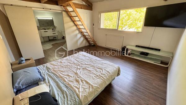 Laissez-vous séduire par cette magnifique maison de ville d'environ 300 m² habitables, un bien rare sur le marché où chaque espace a été pensé pour offrir confort, convivialité et fonctionnalité. Derrière sa façade discrète se cache une demeure familiale aux volumes impressionnants, idéale pour accueillir une grande famille, exercer une activité professionnelle ou simplement profiter d'un cadre de vie privilégié.

Dès l'entrée, le regard est immédiatement attiré par une spectaculaire pièce de vie traversante de 110 m², véritable pièce maîtresse de la maison. Cet espace baigné de lumière naturelle réunit avec élégance une cuisine dinatoire, un vaste séjour et un salon détente sublimé par une cheminée, créant une atmosphère chaleureuse où il fait bon vivre en toute saison. Les volumes généreux permettent de recevoir en toute convivialité tout en conservant des espaces de vie confortables au quotidien.

Attenants à cette pièce de vie, une buanderie et un cellier apportent un véritable confort d'organisation. Vous profiterez également d'un garage de 35 m² avec porte motorisée ainsi que d'un impressionnant garage de 126 m² avec vitrine sur rue. Ce dernier constitue un atout exceptionnel : idéal pour un artisan, une profession libérale, un collectionneur de véhicules, un espace de stockage, un atelier ou encore pour développer une activité professionnelle directement à domicile.

À l'étage, un vaste palier de 35 m², facilement aménageable en bibliothèque, salon de lecture ou espace bureau, distribue harmonieusement les différentes pièces et donne accès à 80 m² de combles aménageables, laissant entrevoir de nombreuses possibilités d'agrandissement ou d'aménagement selon vos envies.

L'espace nuit a été conçu pour répondre aux besoins de toute la famille. Il comprend :

un WC indépendant ;
une salle de bains de 6,90 m² équipée d'une douche à l'italienne, d'une baignoire d'angle et d'un meuble vasque ;
trois chambres spacieuses de 16,88 m², 17,76 m² et 17,96 m², toutes offrant de beaux volumes ;
un espace de 15 m², idéal pour une salle de jeux, un bureau, une salle de sport ou un coin télévision ;
une superbe suite parentale, véritable espace privé, composée d'une chambre de 18,15 m², d'un dressing de 17,91 m² et d'une élégante salle d'eau de 14,10 m² avec double vasque, douche à l'italienne et baignoire d'angle ;
une mezzanine de 8 m², parfaite pour un espace lecture ou télétravail.

À l'extérieur, tout est réuni pour profiter pleinement des beaux jours. Une terrasse couverte de 48 m² prolonge naturellement les espaces de vie et invite à partager de chaleureux repas en famille ou entre amis. Elle est complétée par une terrasse ouverte de 18 m², offrant un agréable espace de détente face au jardin.

Le tout s'ouvre sur un terrain clos de 1 040 m², véritable écrin de verdure où chacun pourra imaginer son projet : piscine, cuisine d'été, jardin paysager, potager, espace de jeux pour les enfants ou encore coin détente. Les possibilités sont nombreuses pour créer un extérieur à votre image.

Cette propriété se distingue par son équilibre parfait entre volumes, confort et potentiel d'évolution. Son agencement, ses nombreuses dépendances et ses espaces modulables en font un bien capable de s'adapter à tous les projets de vie, qu'ils soient familiaux ou professionnels.

Les atouts de cette propriété
Environ 300 m² habitables.
Pièce de vie traversante de 110 m² avec cheminée.
Cuisine dinatoire ouverte sur les espaces de réception.
4 grandes chambres, dont une suite parentale avec dressing et salle d'eau privative.
Salle de bains familiale avec douche à l'italienne et baignoire d'angle.
Espace bureau ou salle de jeux de 15 m².
Vaste palier de 35 m².
80 m² de combles aménageables.
Buanderie et cellier.
Deux garages de 35 m² et 126 m², dont un avec vitrine sur rue, idéal pour une activité professionnelle.
Terrasse couverte de 48 m² et terrasse ouverte de 18 m².
Terrain clos de 1 040 m² offrant de multiples possibilités d'aménagement.
À proximité immédiate des commerces, des écoles et de toutes les commodités.

Une propriété unique sur le secteur de Blaye-les-Mines, où les volumes, les prestations et le potentiel se conjuguent pour offrir un cadre de vie exceptionnel. Que vous recherchiez une grande maison familiale, un lieu permettant d'allier vie privée et activité professionnelle ou un bien aux possibilités d'évolution remarquables, cette demeure répondra à toutes vos attentes. Une visite s'impose pour découvrir tout son charme et son incroyable potentiel.