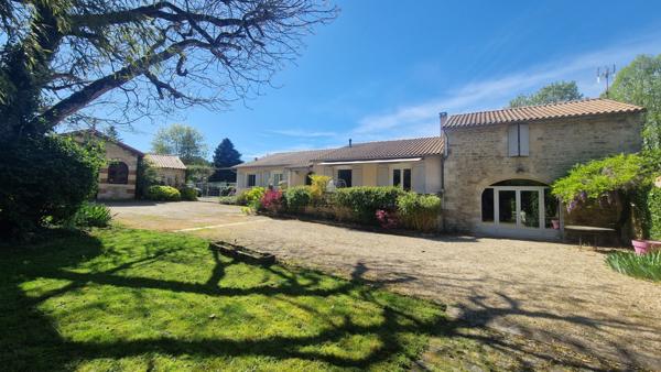 Maison - 7 pièces - 242 m²