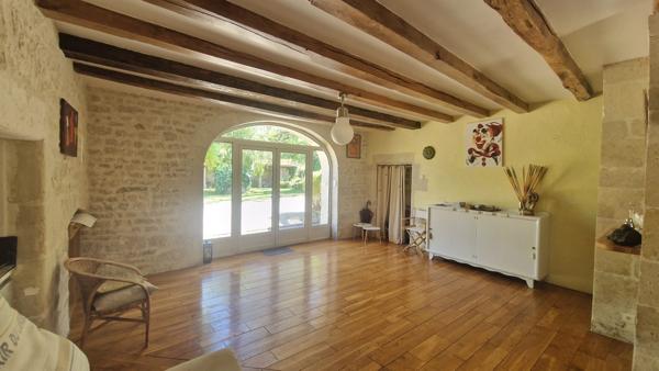 Maison - 7 pièces - 242 m²