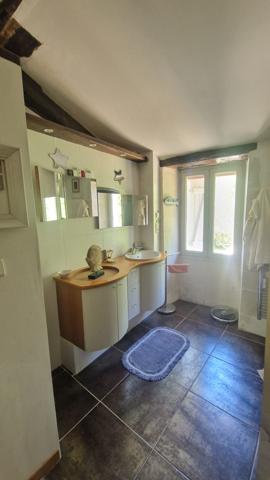 Maison - 7 pièces - 242 m²