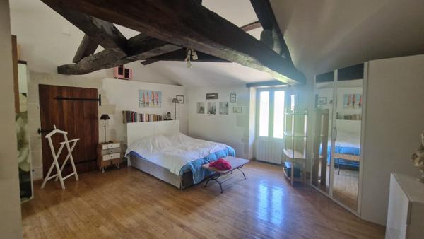 Maison - 7 pièces - 242 m²