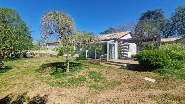 Maison - 7 pièces - 242 m²