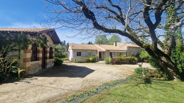 Maison - 7 pièces - 242 m²