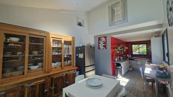 Maison - 7 pièces - 242 m²