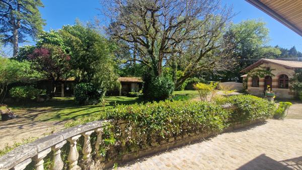 Maison - 7 pièces - 242 m²