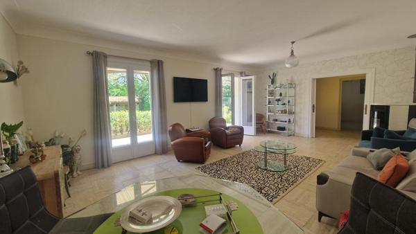 Maison - 7 pièces - 242 m²