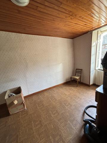 Au coeur d'un village de caractère dans la montagne noire, avec toutes commodités, maison avec cour Saissac (11310)