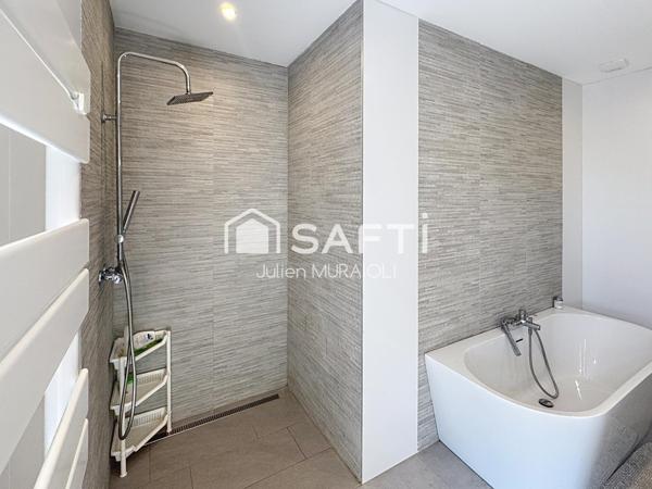 Villa Contemporaine avec piscine intérieure