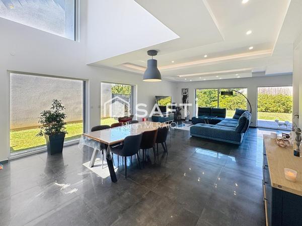 Villa Contemporaine avec piscine intérieure