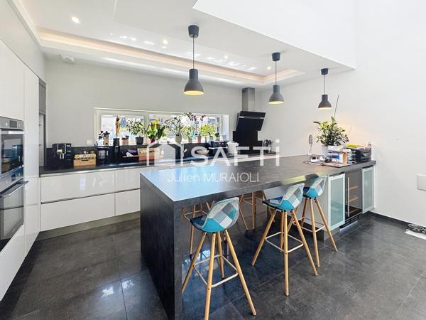 Villa Contemporaine avec piscine intérieure